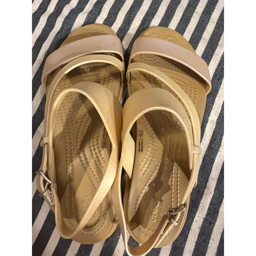 Crocs Tulum Strappy Sandal Womens 8 Tan Rose Gold Metallic Flat Buckle 206107
